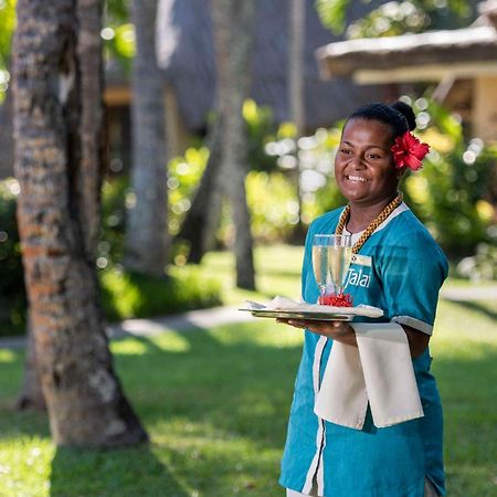 Outrigger Fiji Beach Resort Korotogo Zewnętrze zdjęcie A hotel staff in Mauritius