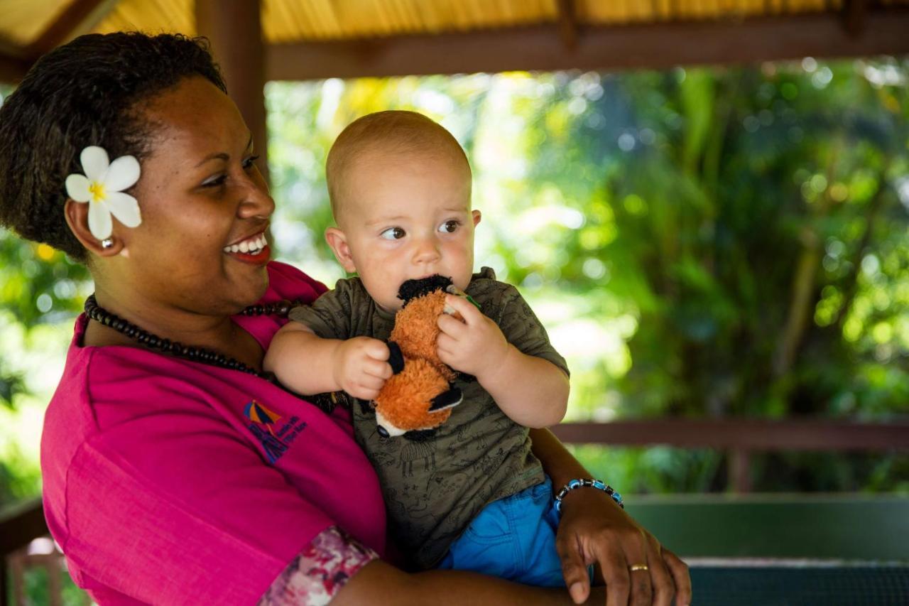 Outrigger Fiji Beach Resort Korotogo Zewnętrze zdjęcie A mother and child in the Marshall Islands