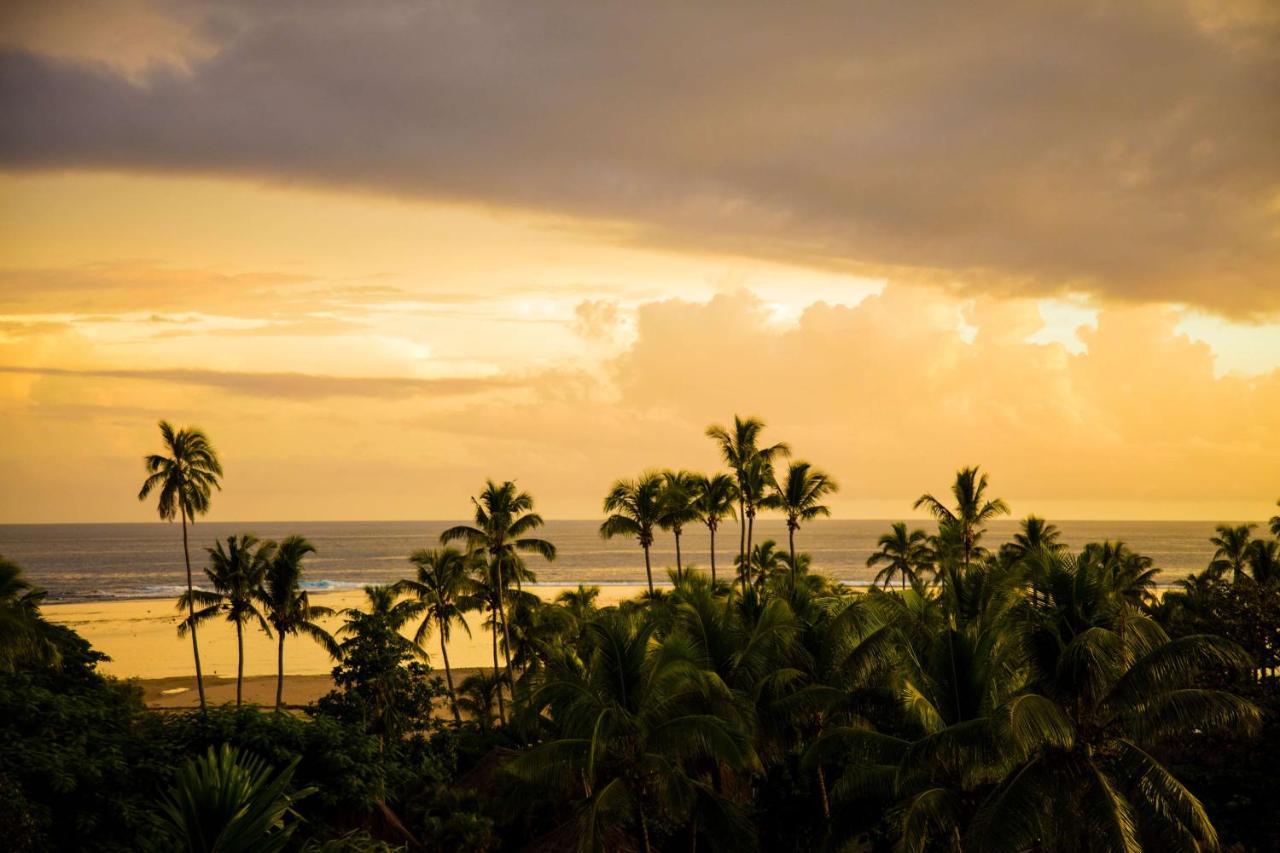 Outrigger Fiji Beach Resort Korotogo Zewnętrze zdjęcie Sunset at the beach