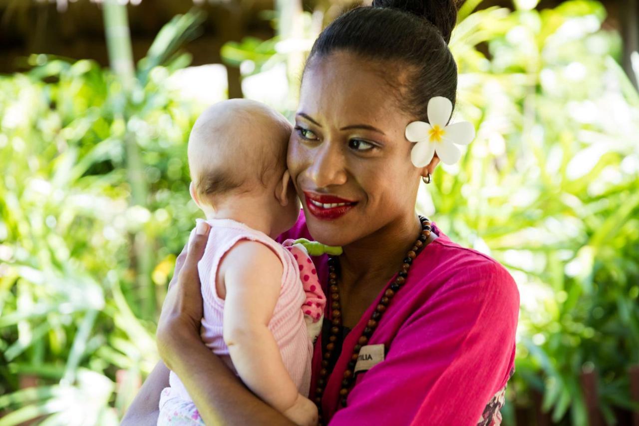Outrigger Fiji Beach Resort Korotogo Zewnętrze zdjęcie A mother and child in Samoa
