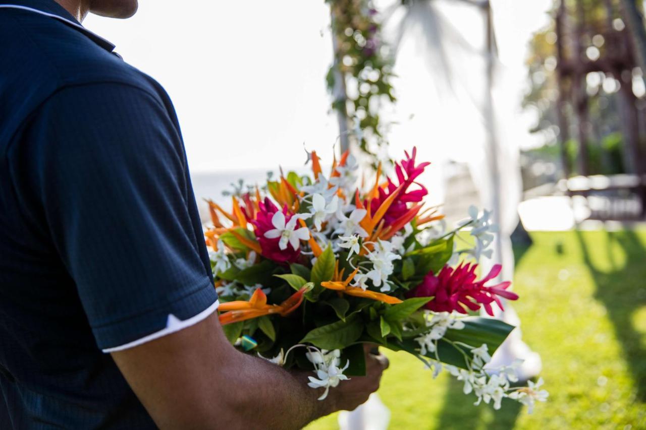 Outrigger Fiji Beach Resort Korotogo Zewnętrze zdjęcie A bouquet of tropical flowers