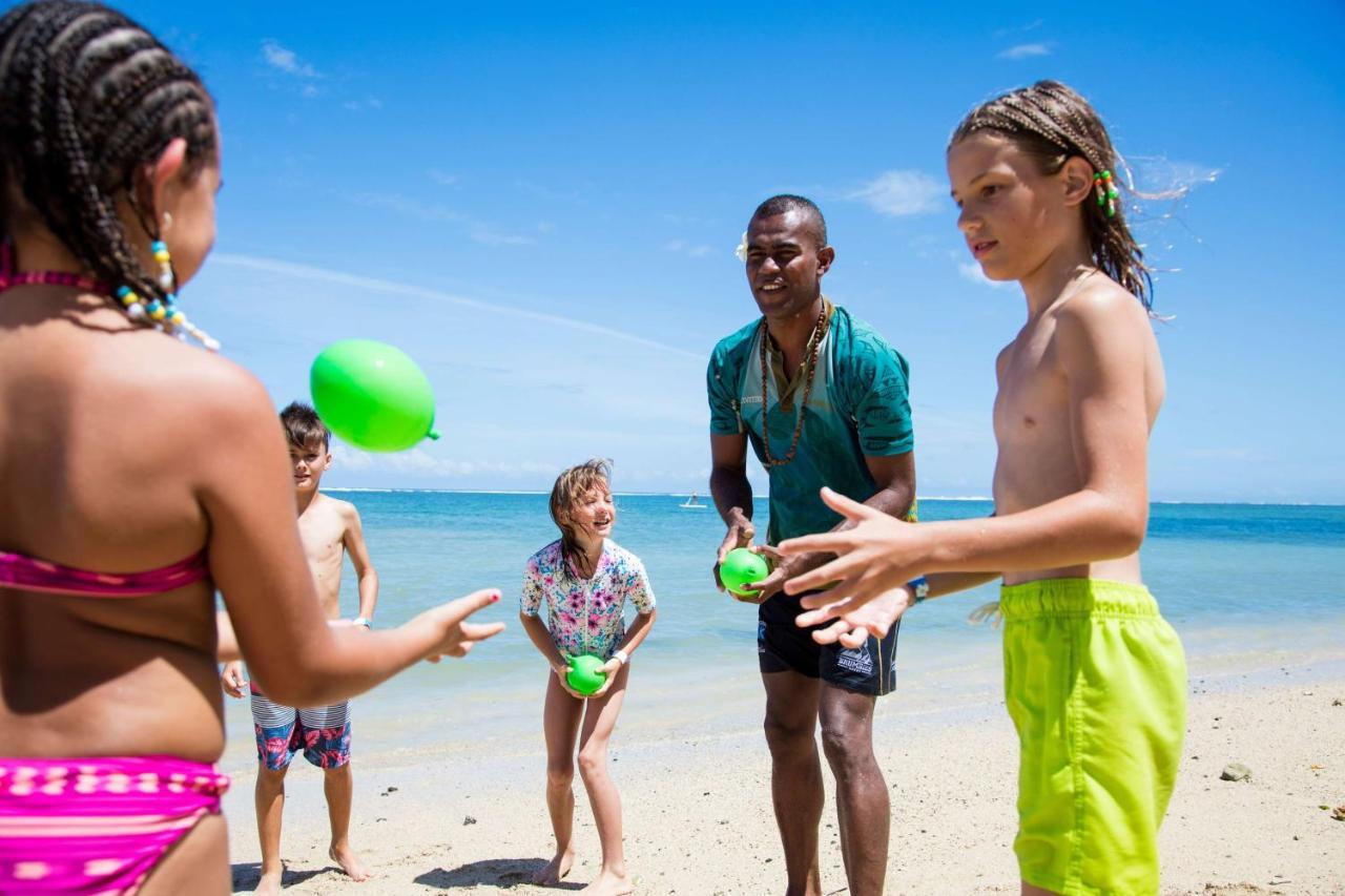 Outrigger Fiji Beach Resort Korotogo Zewnętrze zdjęcie Children playing with beach balls