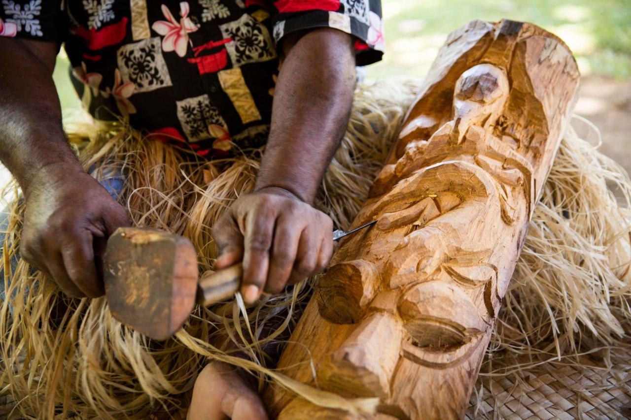 Outrigger Fiji Beach Resort Korotogo Zewnętrze zdjęcie A man carving a mask in the Solomon Islands