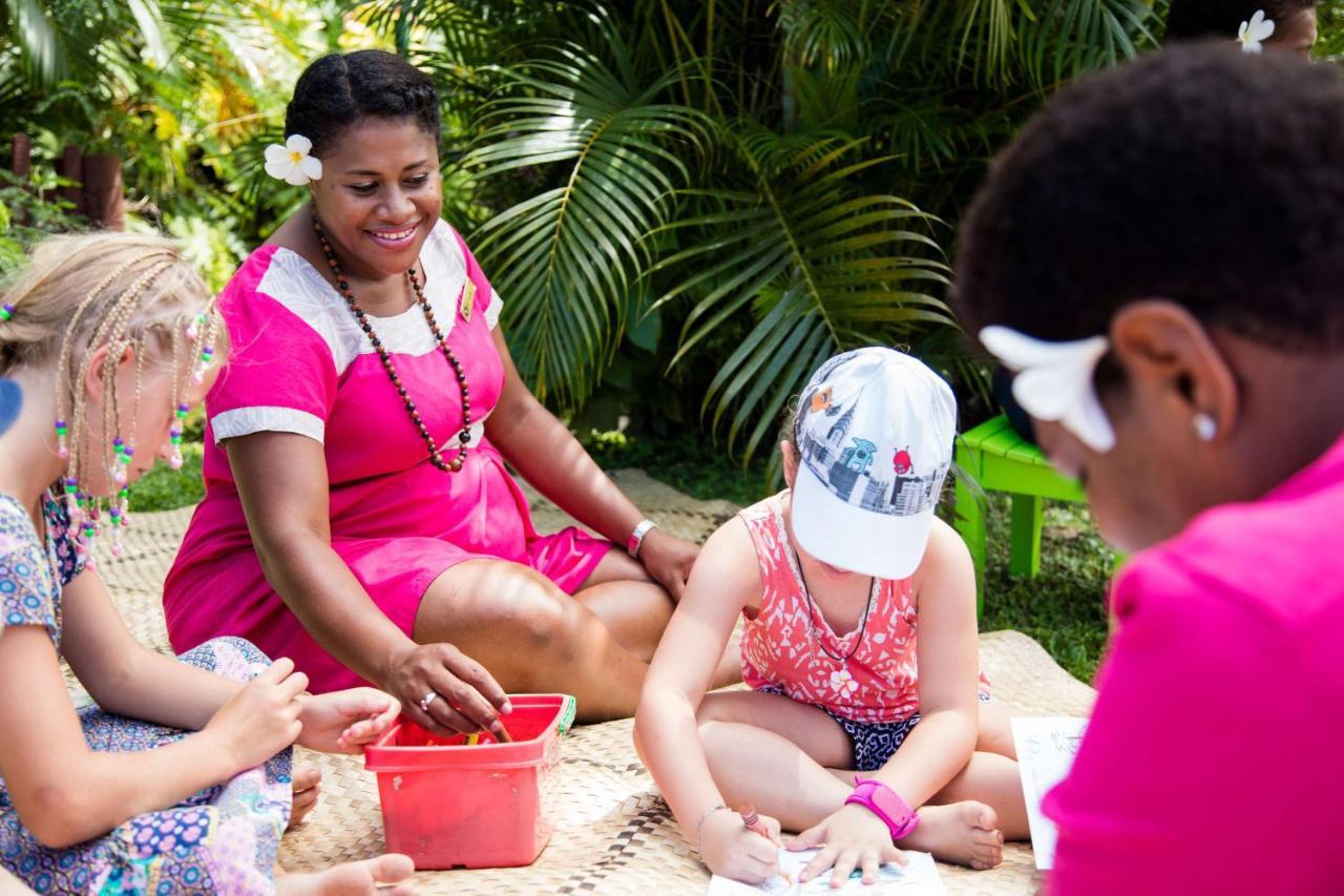 Outrigger Fiji Beach Resort Korotogo Zewnętrze zdjęcie A woman from the Seychelles with children