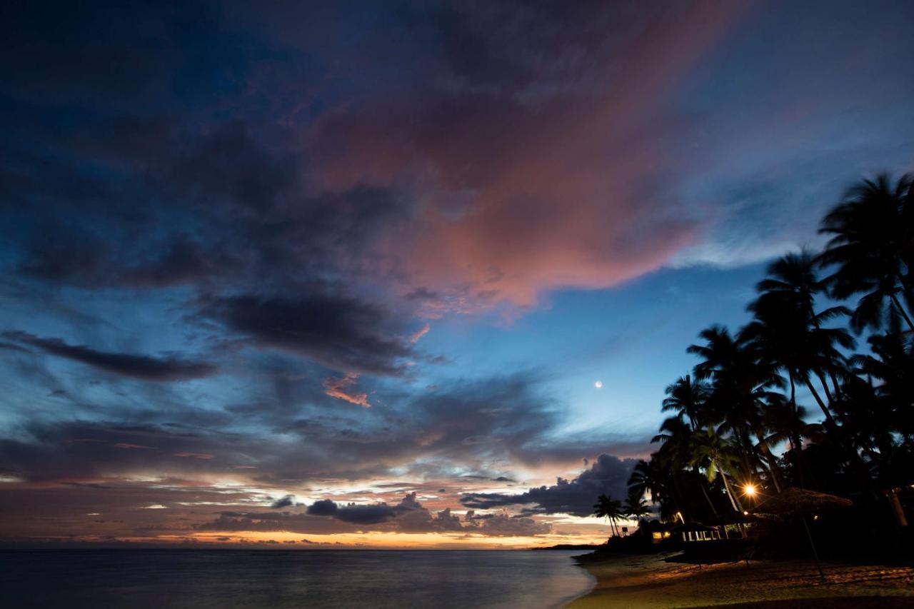 Outrigger Fiji Beach Resort Korotogo Zewnętrze zdjęcie Sunset at the beach