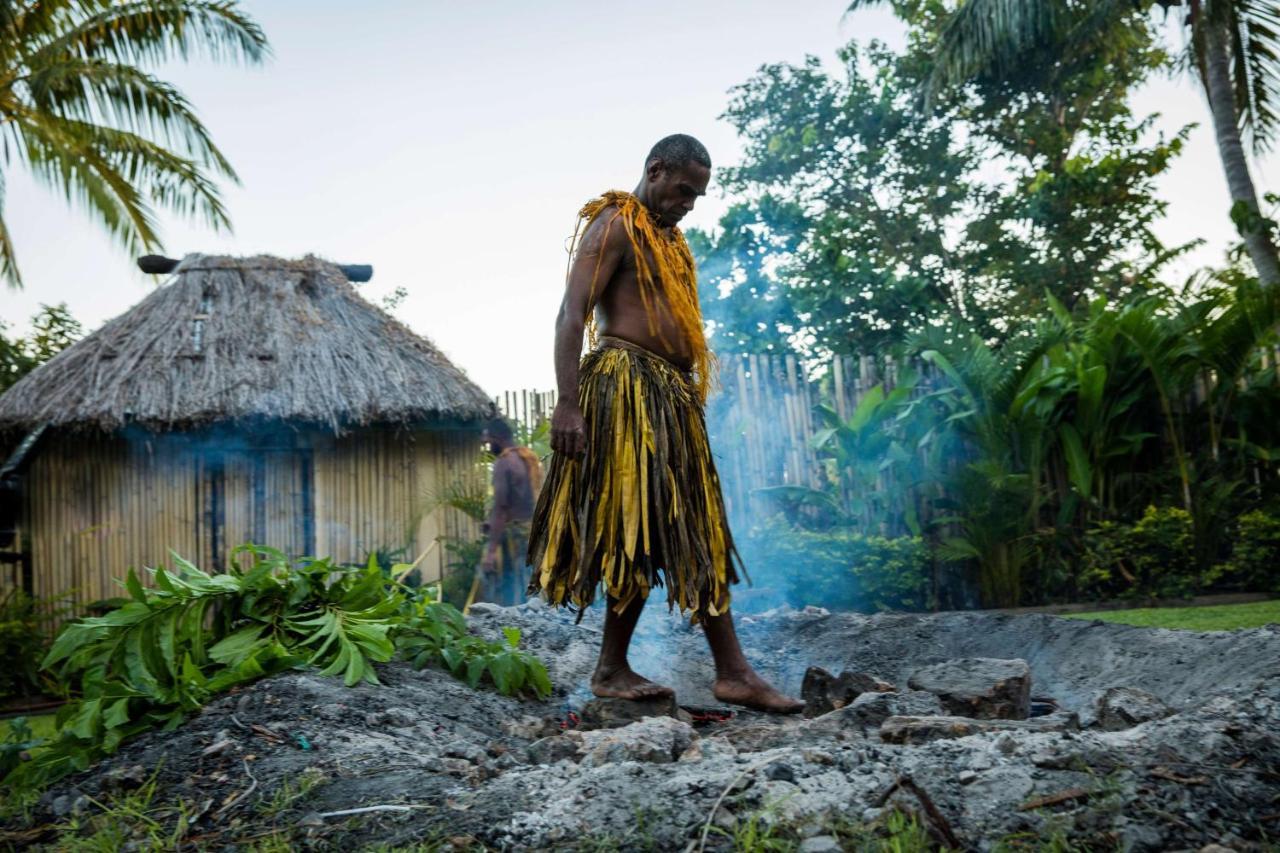 Outrigger Fiji Beach Resort Korotogo Zewnętrze zdjęcie A man from the village of Malu'a Satu, on the island of American Samoa