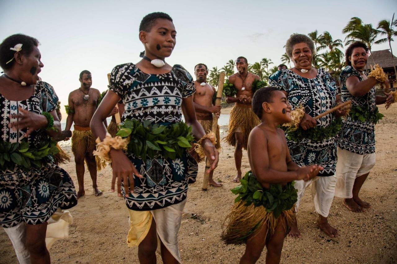 Outrigger Fiji Beach Resort Korotogo Zewnętrze zdjęcie Tuvaluan dancers