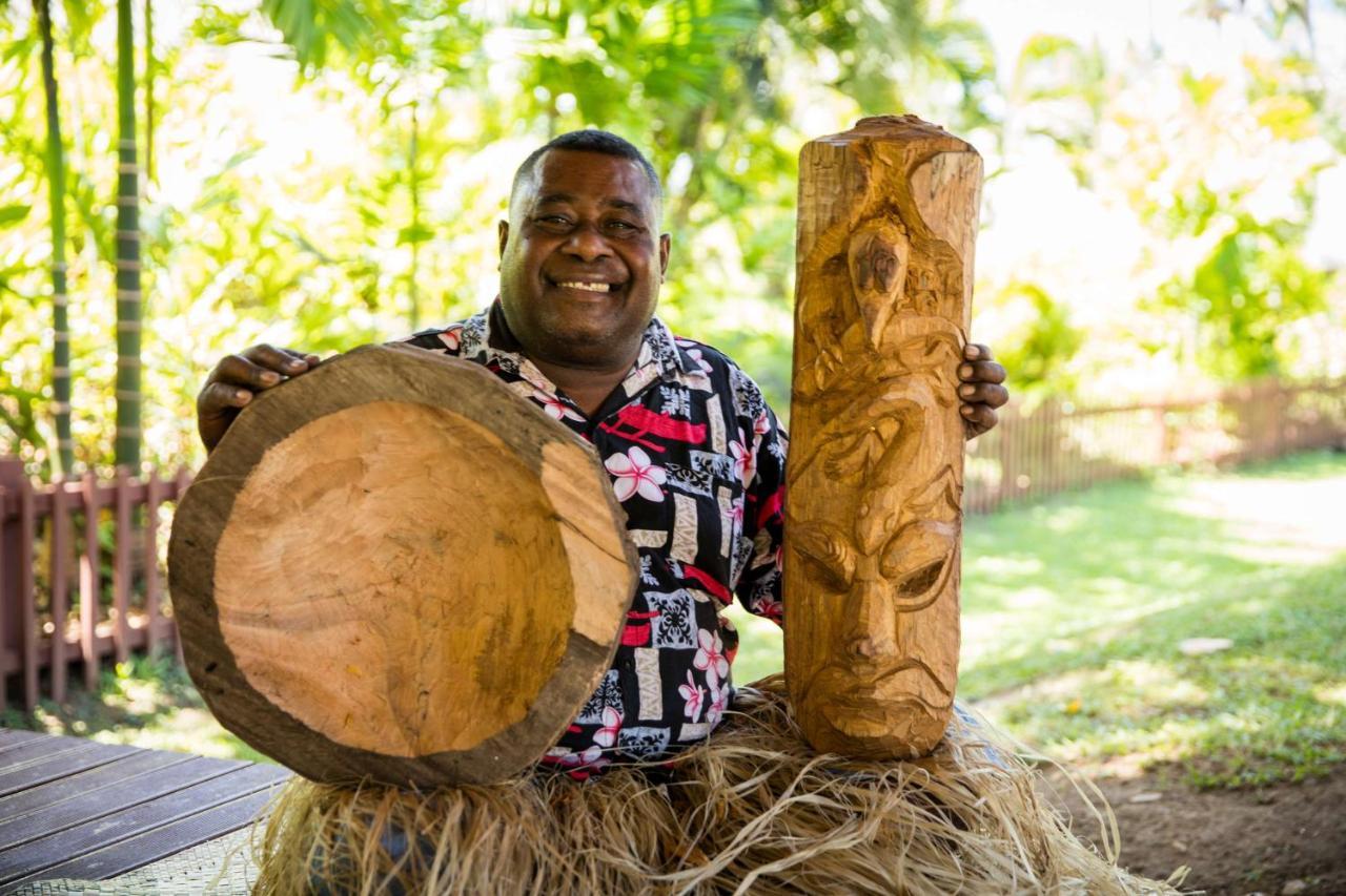 Outrigger Fiji Beach Resort Korotogo Zewnętrze zdjęcie A man from the Solomon Islands with a drum and a carved post