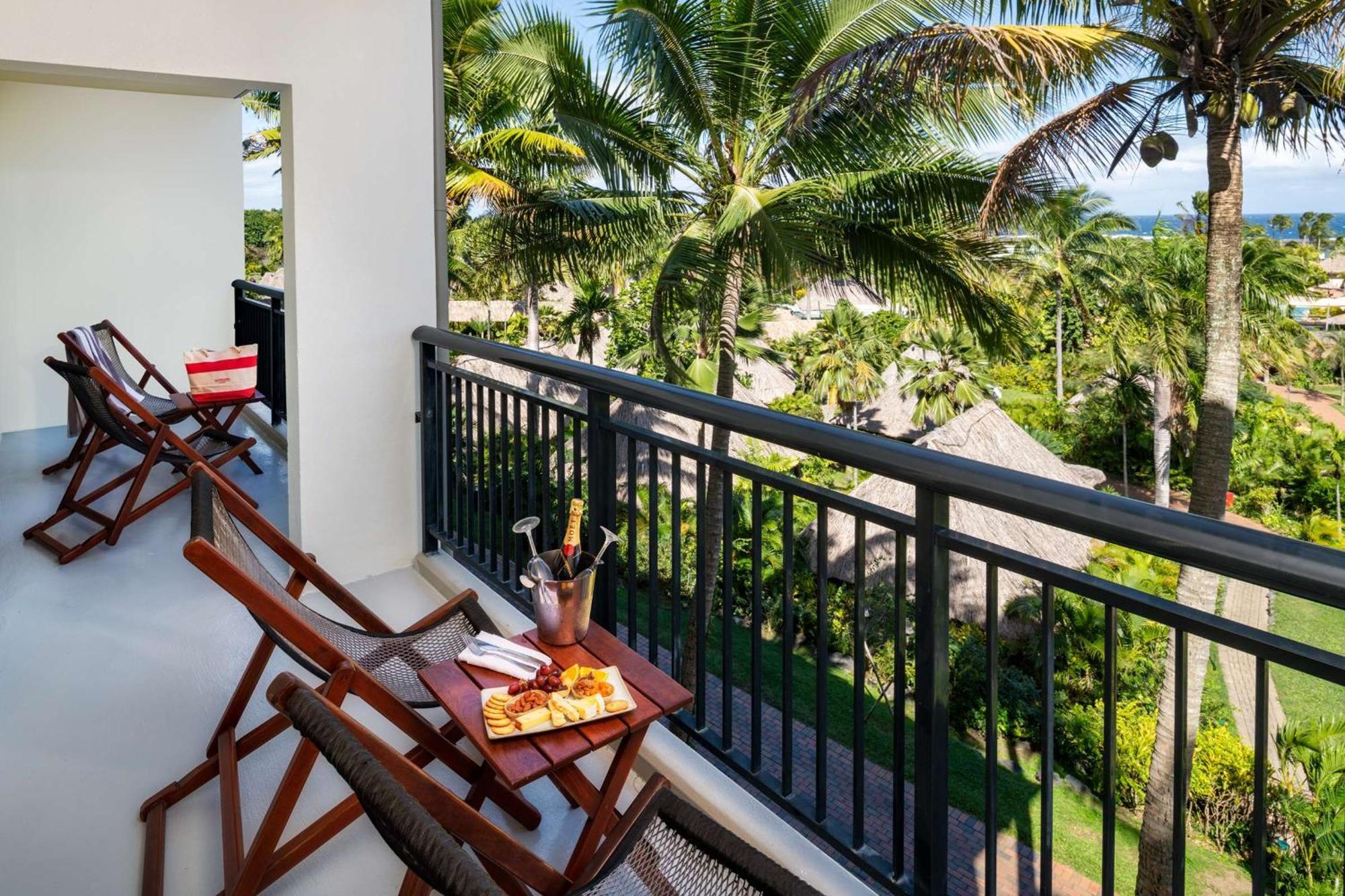 Outrigger Fiji Beach Resort Korotogo Zewnętrze zdjęcie A balcony