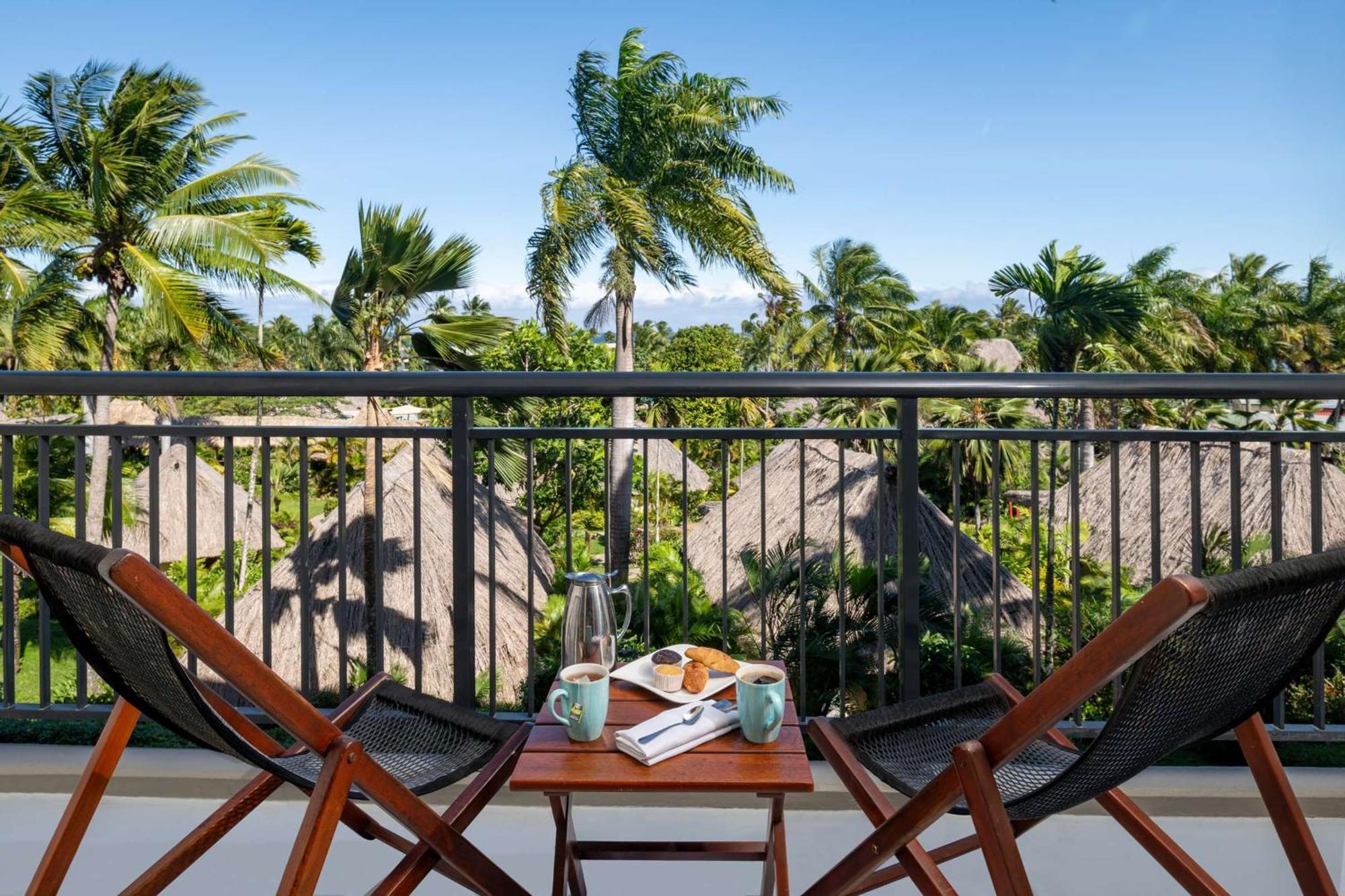 Outrigger Fiji Beach Resort Korotogo Zewnętrze zdjęcie A balcony at the resort