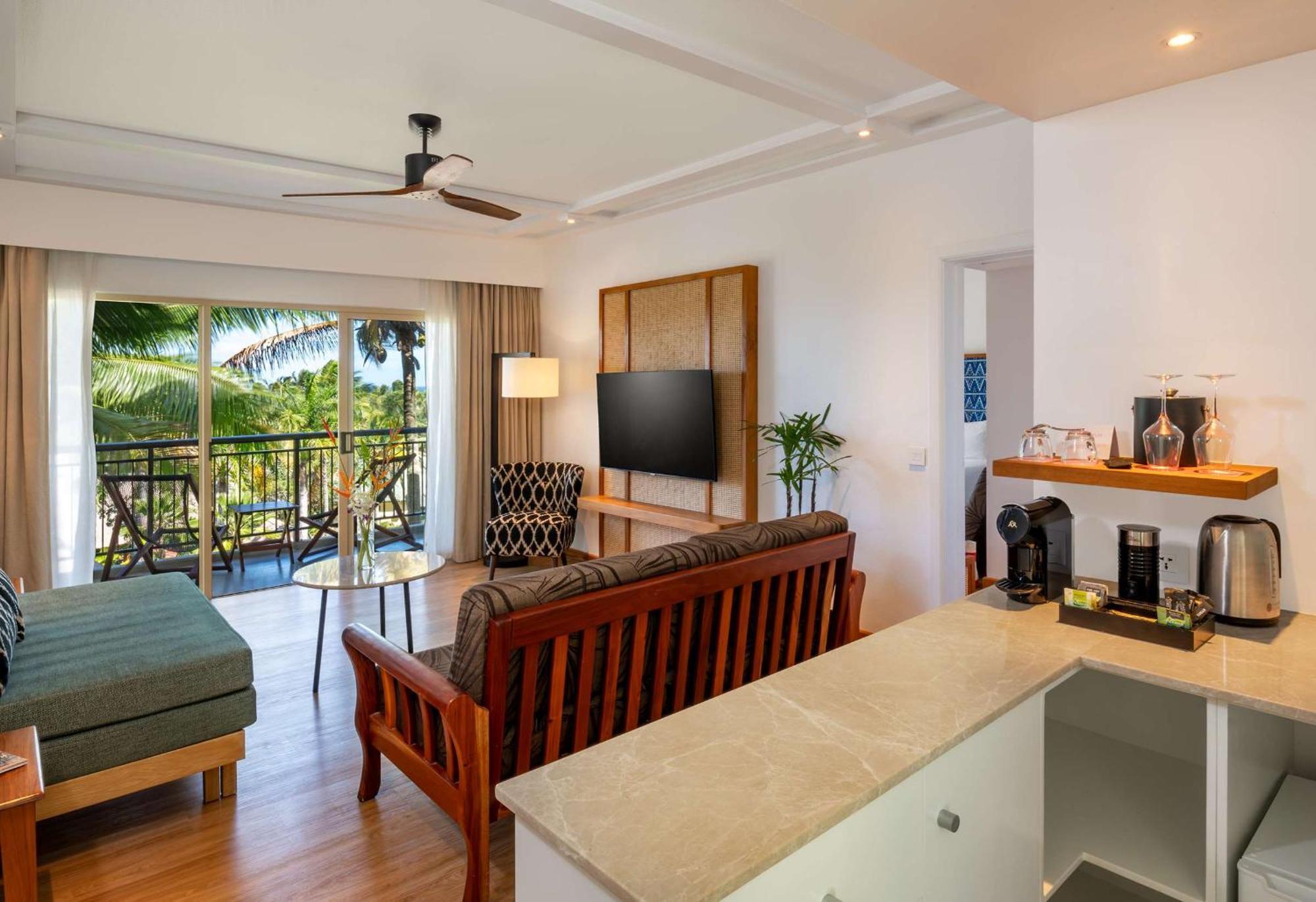 Outrigger Fiji Beach Resort Korotogo Zewnętrze zdjęcie A suite at the Hilton Maldives